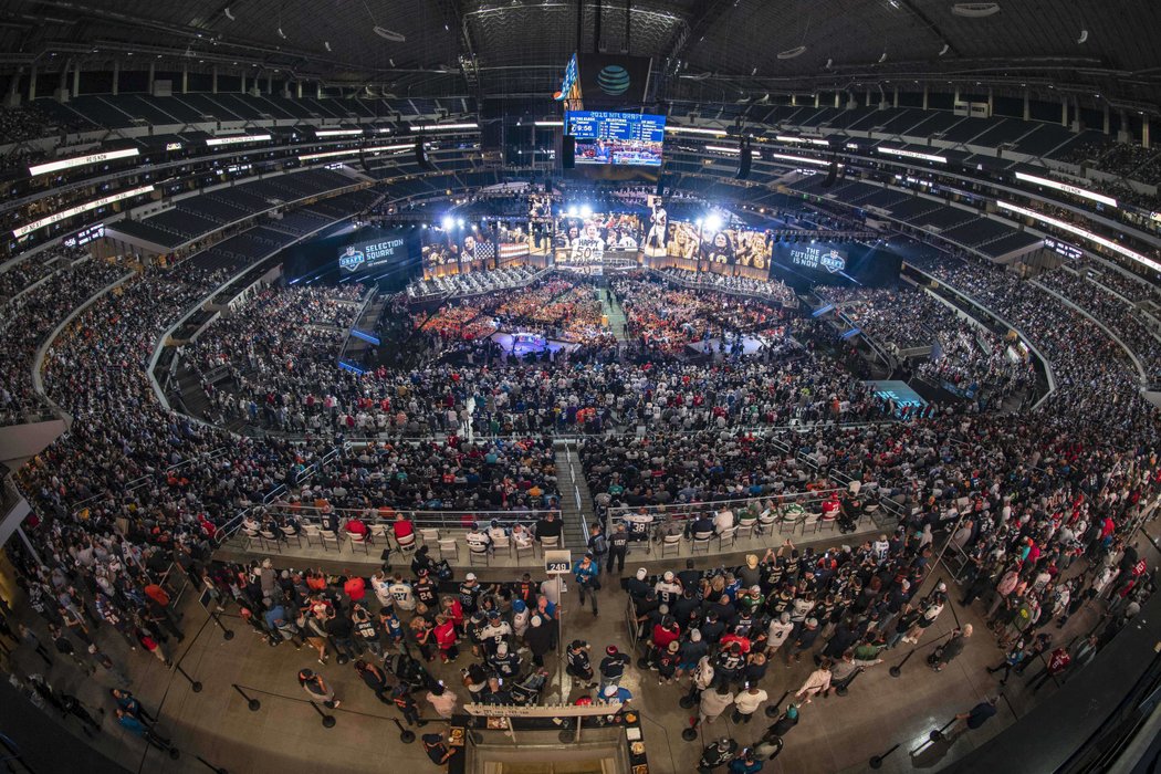 Draft do NFL byla tradičně velkolepá show.