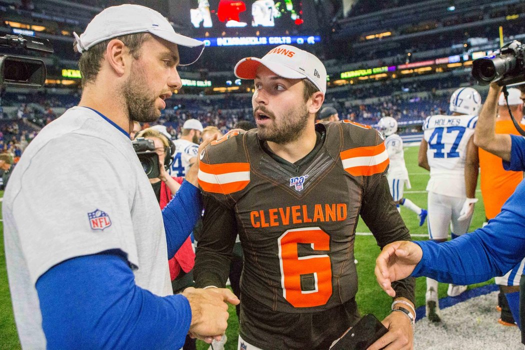 Adrew Luck se zdraví s Bakerem Mayfieldem z Clevelandu