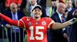 Patrick Mahomes podepsal v NFL s týmem Kansas City rekordní desetiletou smlouvu v hodnotě 503 milionů dolarů (asi 11,89 miliardy korun).