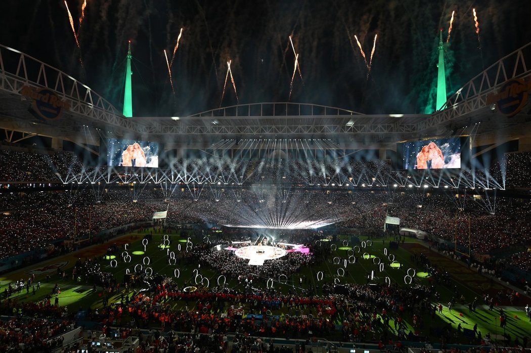 Po okraj naplněný Hard Rock Stadium v Miami viděl během 54. Superbowlu dechberoucí show Shakiry a Jennifer Lopez.