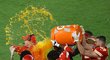 Trenér Kansasu Andy Reid schytal po vyhraném Super Bowlu tradiční "Powerade" spršku.