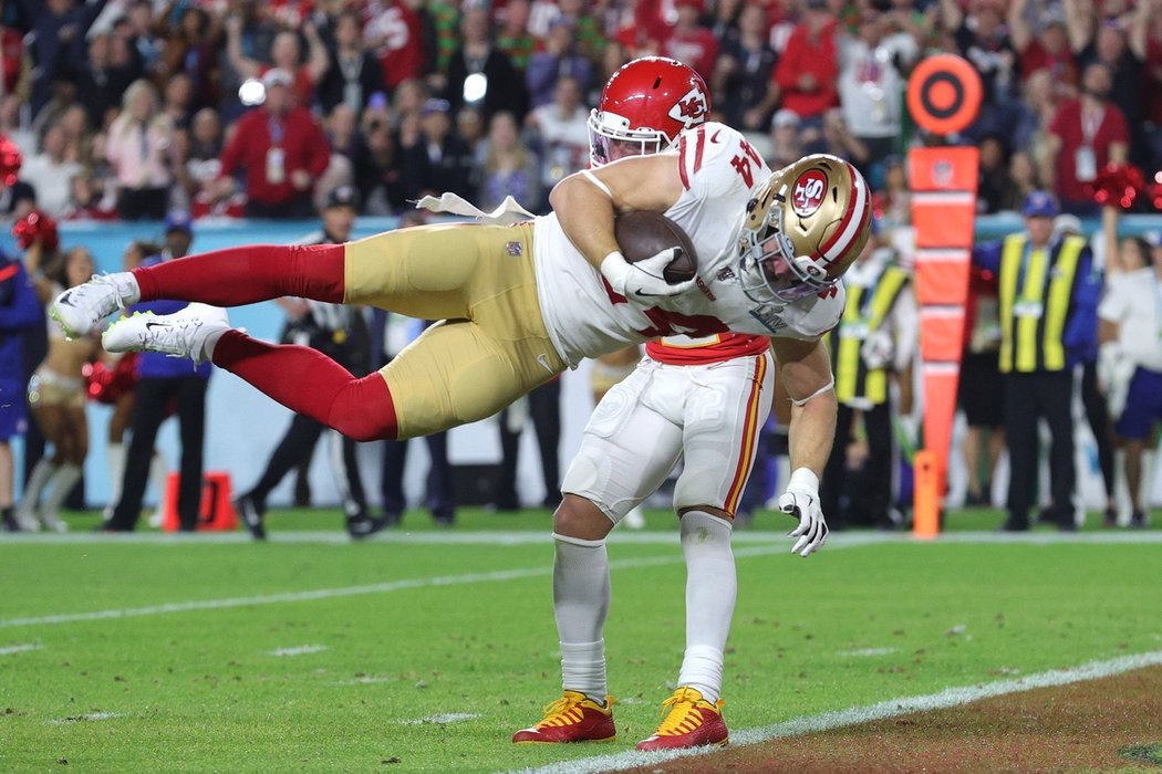 49ers, kteří Super Bowl hráli už posedmé ve své historii (dosud zvítězili pětkrát, naposledy ale už v roce 1994) reagovali touchdownem Kylea Juszczyka.