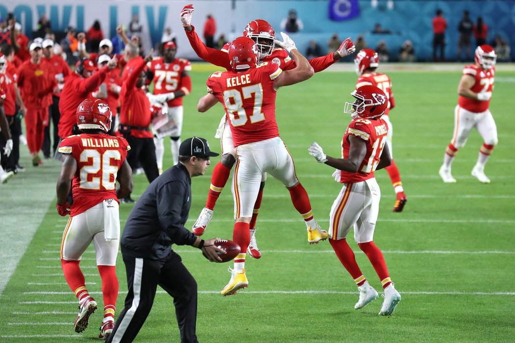 Travis Kelce a jeho obrovská radost po skórování touchdownu.