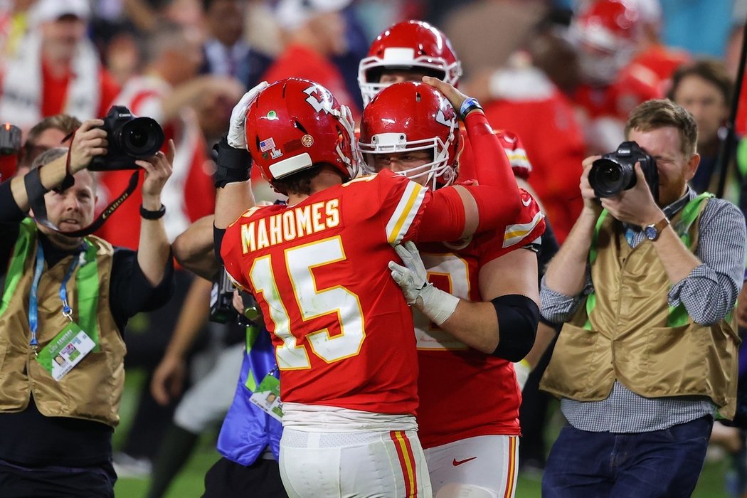 Kansas City Chiefs ve čtvrté čtvrtině prohrávali se San Franciscem 49ers 10:20, ale hvězdný quarterback Patrick Mahomes naházel v posledních 15 minutách tři touchdowny a dovedl tým k vítězství 31:20