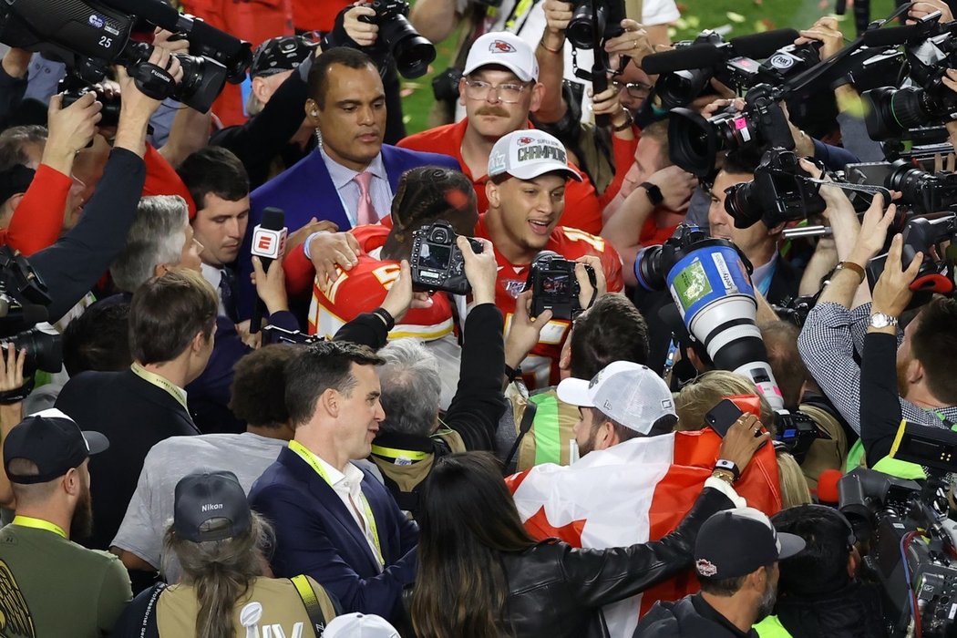 Quarterback Kansasu byl vyhlášen nejužitečnějším hráčem Super Bowlu,