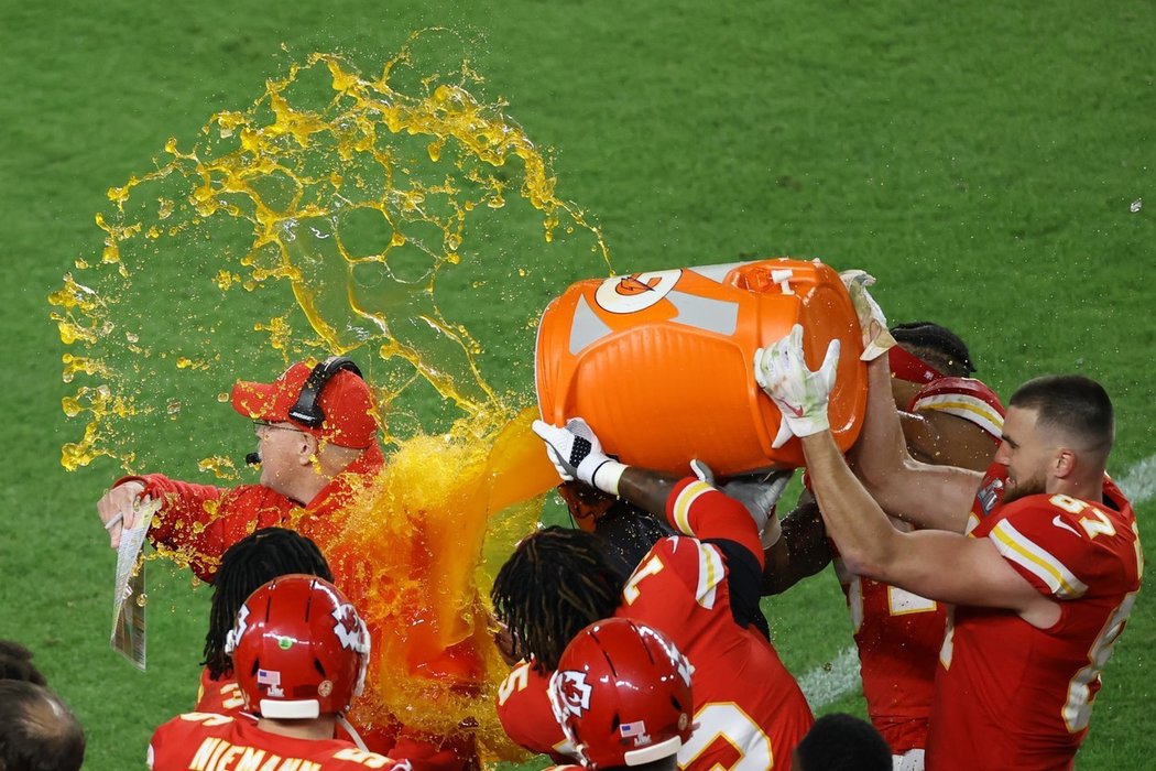 Trenér Kansasu Andy Reid schytal po vyhraném Super Bowlu tradiční &#34;Powerade&#34; spršku.