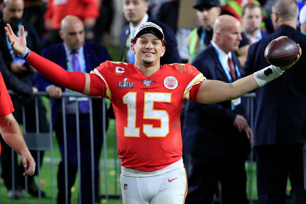 Quarterback Kansasu Patrick Mahomes dostal po vítězném Super Bowlu cenu MVP.