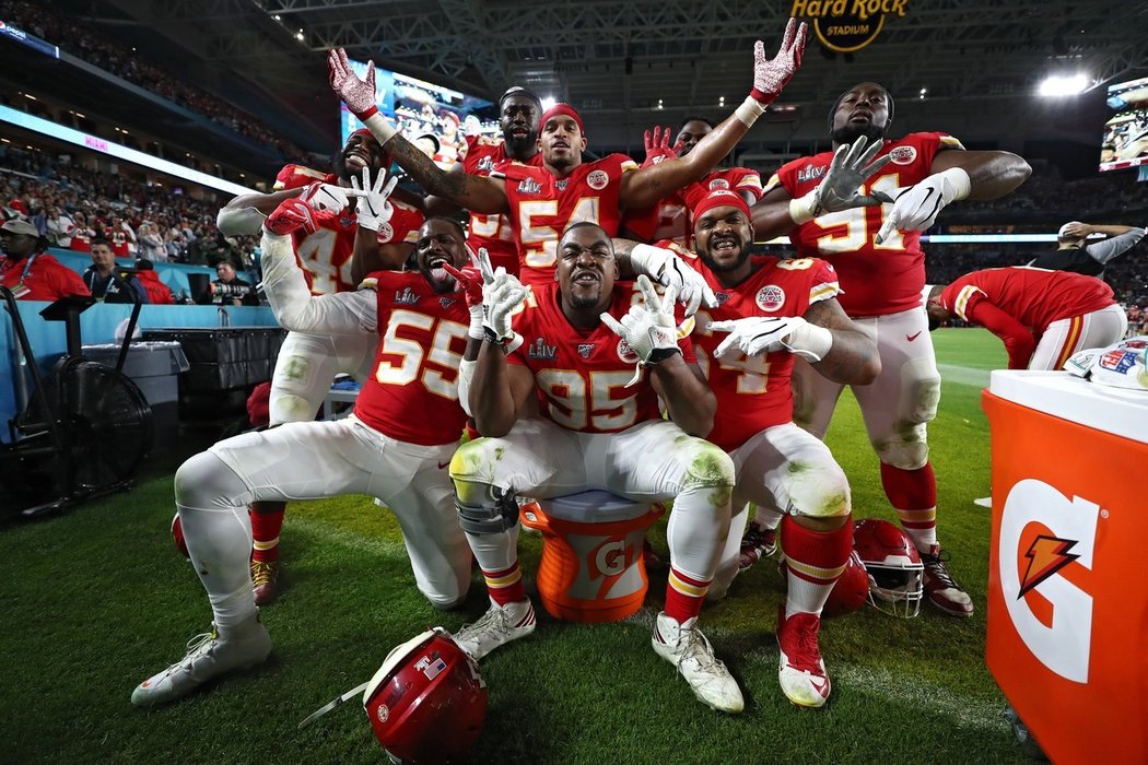 Super Bowl nabídl na domácím stánku Miami Dolphins neuvěřitelné drama, Kansas City Chiefs ve čtvrté čtvrtině prohrávali se San Franciscem 49ers 10:20, ale hvězdný quarterback Patrick Mahomes naházel v posledních 15 minutách tři touchdowny a dovedl tým k vítězství 31:20!