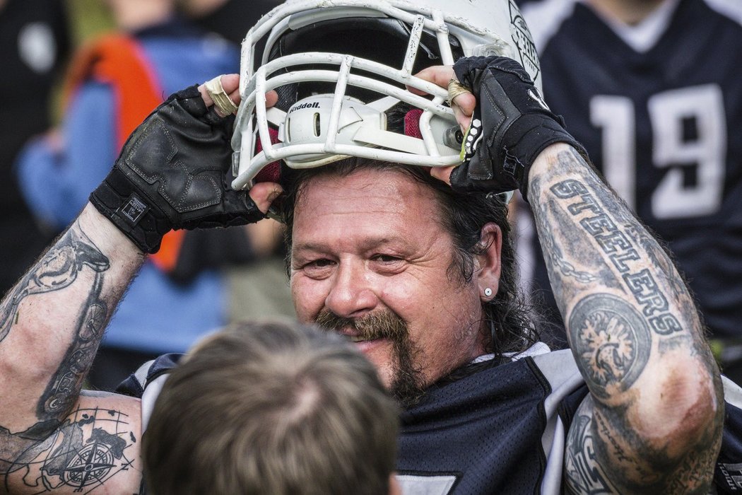 Martin Wasserbauer je i ve svých 49 letech oporou Steelers Ostrava. O titul v české lize amerického fotbalu bude hrát znovu po dvaceti letech.