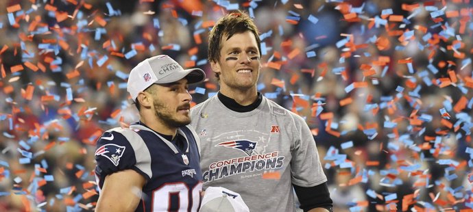 Tom Brady (vpravo) a Danny Amendola slaví postup New England Patriots do Super Bowlu