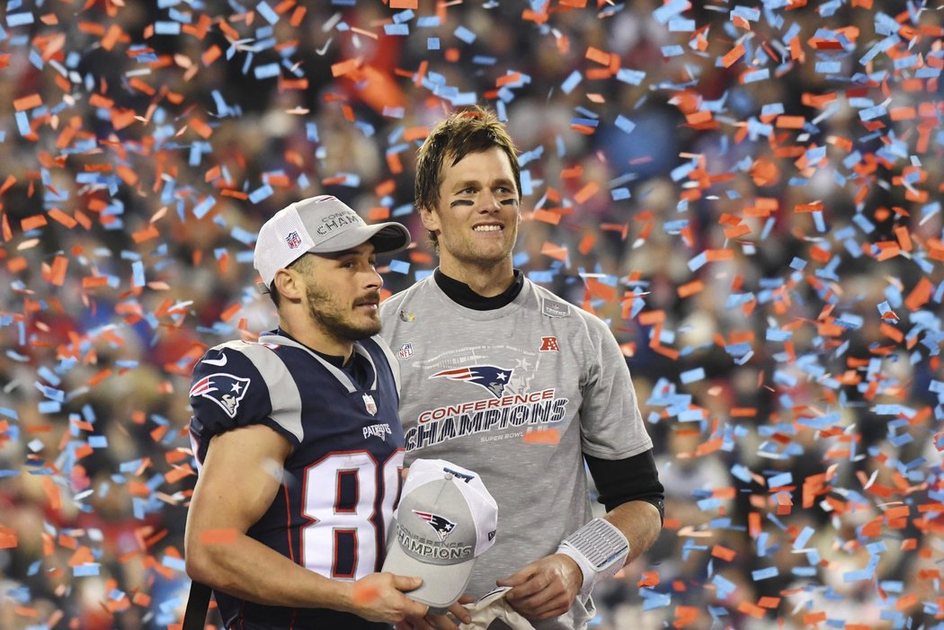 Tom Brady (vpravo) a Danny Amendola slaví postup New England Patriots do Super Bowlu