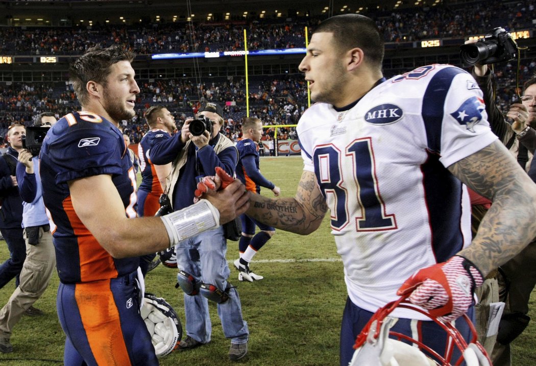 Aaron Hernandez a Tim Tebow při zápasu NFL