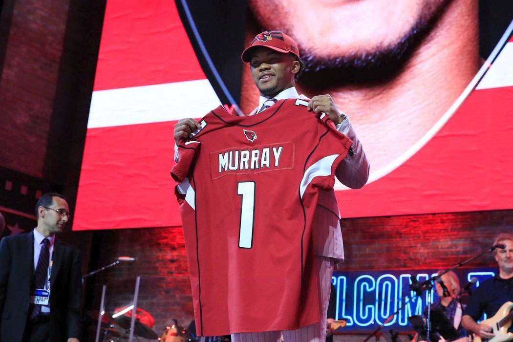 Arizona Cardinals si jako jedničku draftu NFL vybrala quarterbacka Kylera Murrayho z oklahomské univerzity