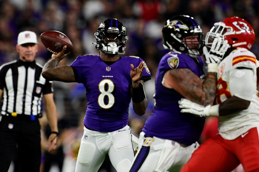 Lamar Jackson (8) se svými Baltimore Ravens ukončil prokletí porážek s Kansas City Chiefs vedenými Patrickem Mahomesem