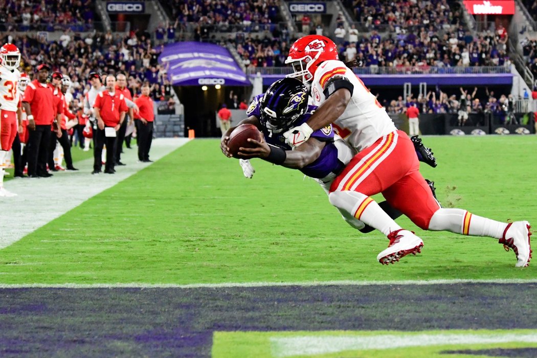 Lamar Jackson (8) se svými Baltimore Ravens ukončil prokletí porážek s Kansas City Chiefs vedenými Patrickem Mahomesem