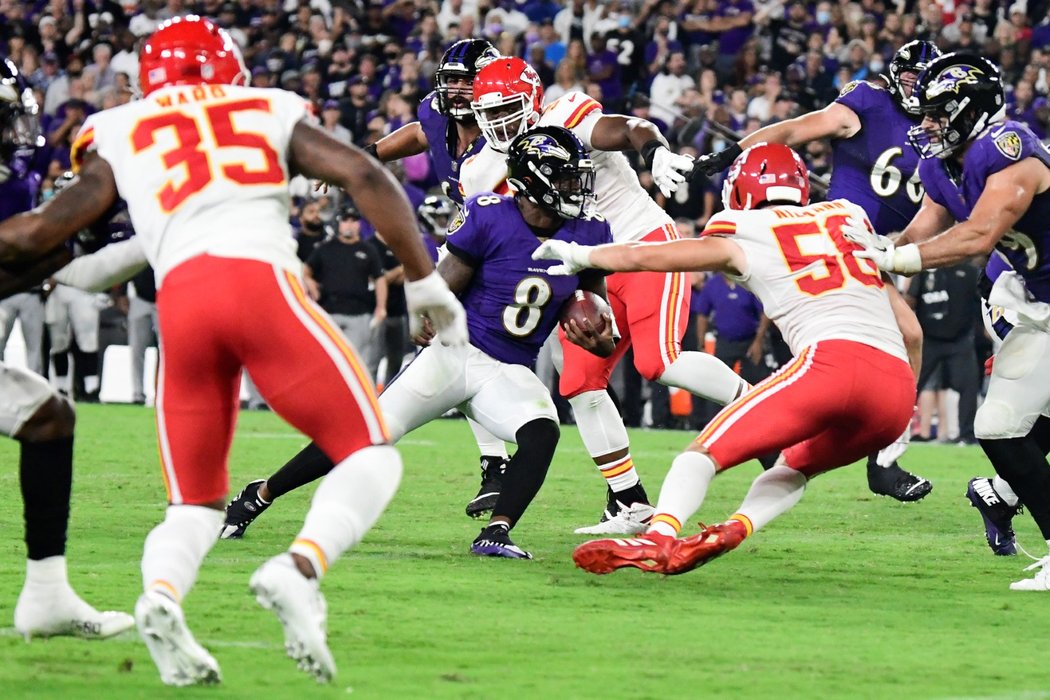 Lamar Jackson (8) se svými Baltimore Ravens ukončil prokletí porážek s Kansas City Chiefs vedenými Patrickem Mahomesem