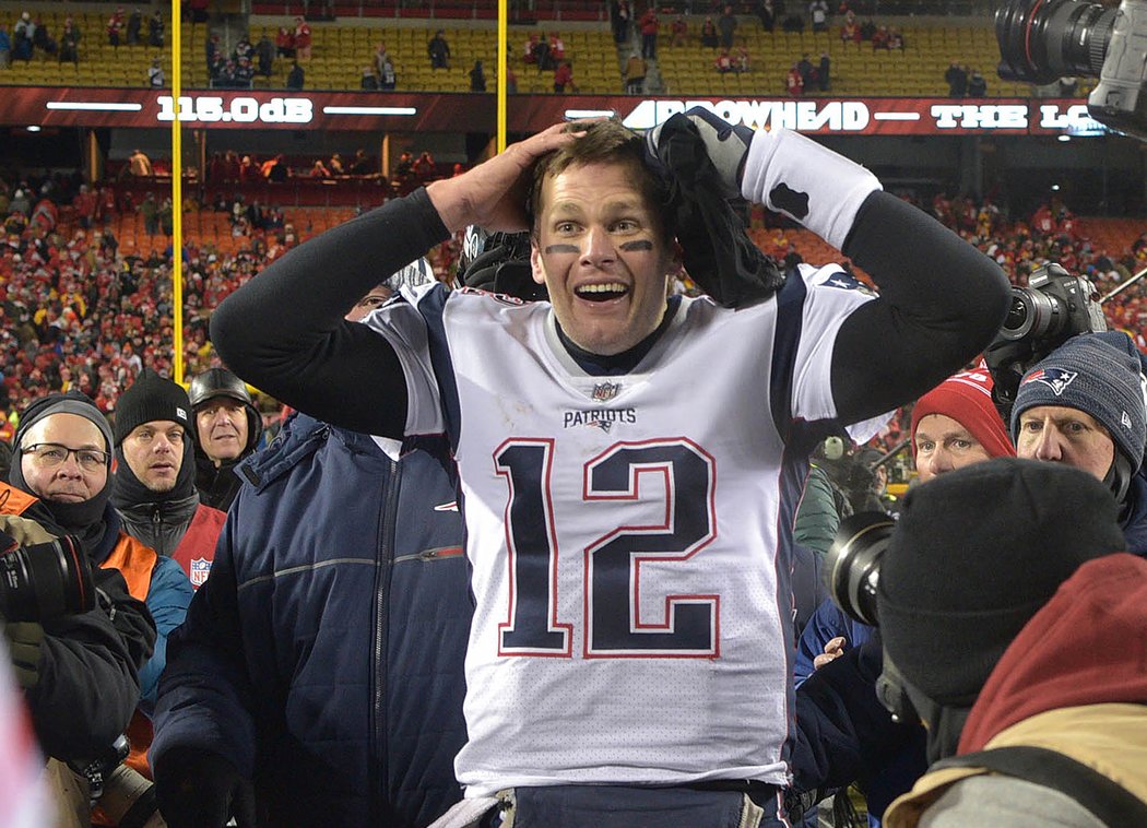 Tom Brady reaguje na to, že se svými New England Patriots zvítězil v prodloužení nad Kansas City Chiefs