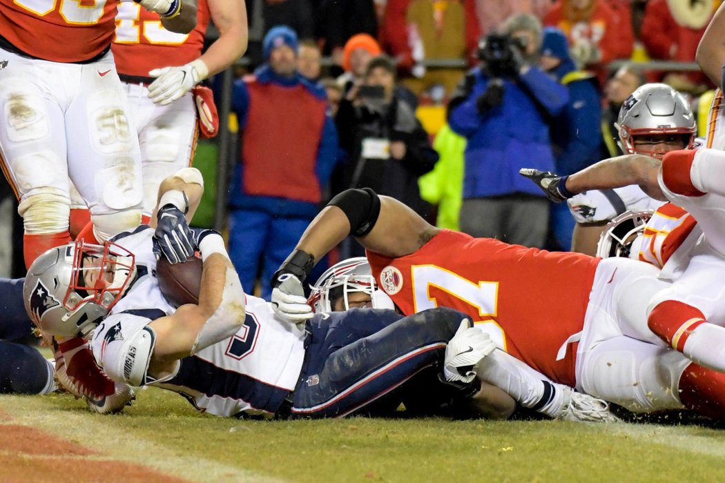 Rex Burkhead skóruje rozhodující touchdown, kterým v prodloužení rozhodl o postupu New England Patriots do Super Bowlu LIII