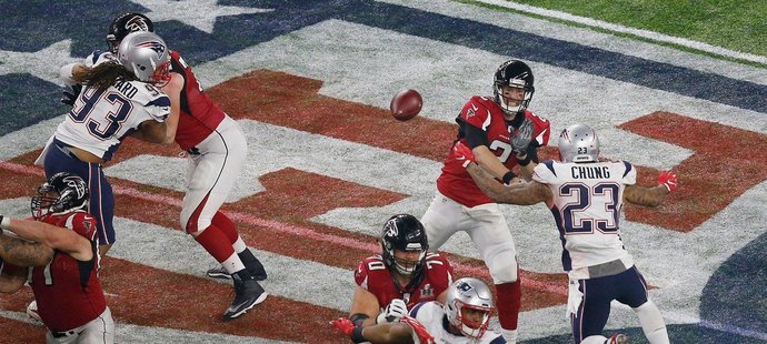 O víkendu začala slavná liga amerického fotbalu NFL. A co všechno se přihodilo v létě?