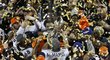 Hráči Denveru Broncos potřetí ve své historii slaví zisk Super Bowlu