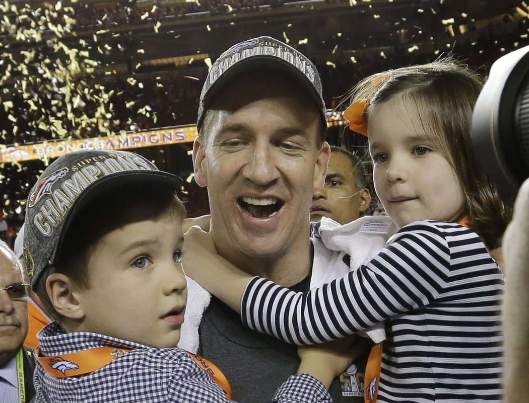 Peyton Manning se raduje se zisku svého druhé Super Bowlu se svými dětmi