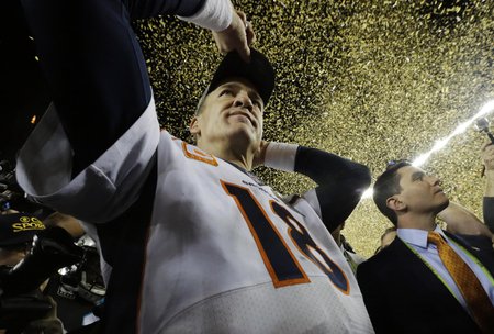 Zlatý déšť. Peyton Manning srazil favority z Caroliny a získal svůj fruhý Super Bowl