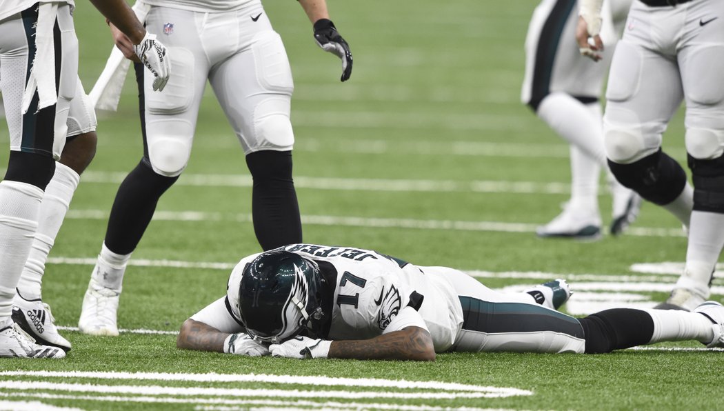 Quarterback Nick Foles narýsoval přihrávku na receivera Alshona Jefferyho, tomu ale míč na třiadvaceti yardech od endzony propadl přímo do vřelé náruče cornerbacka soupeře Marshona Lattimora. Saints už si vedení 20:14 pohlídali. 