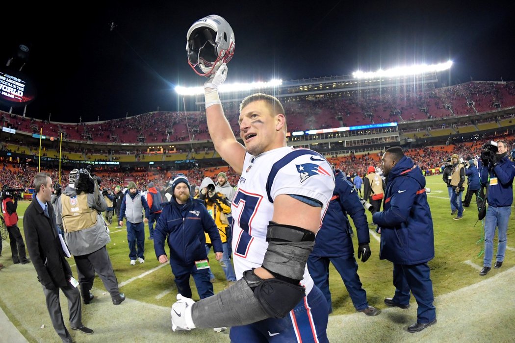 Rob Gronkowski oslavuje vítězství New England Patriots nad Kansas City Chiefs a postup do Super Bowlu LIII