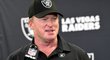 Slavný trenér amerického fotbalu Jon Gruden rezignoval z funkce kouče týmu Las Vegas Raiders poté, co vyšly najevo vulgární komentáře z jeho emailové korespondence