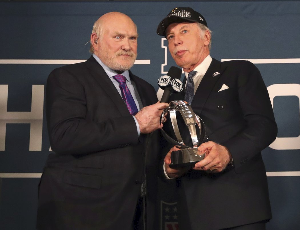 Stan Kroenke s George Halas Trophy, kterou Rams obdrželi po výhře nad New Orleans Saints
