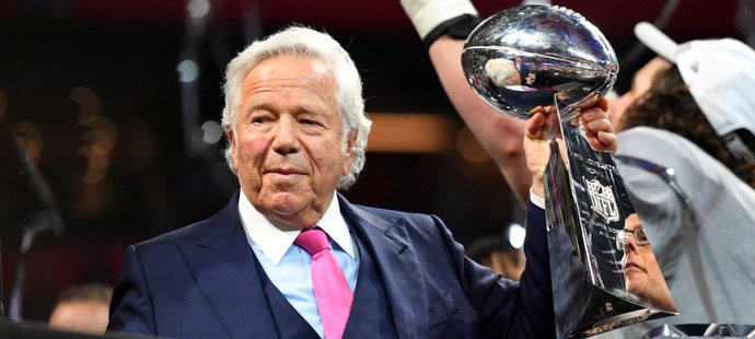 Majitel posledního vítěze Super Bowlu New England Patriots Robert Kraft