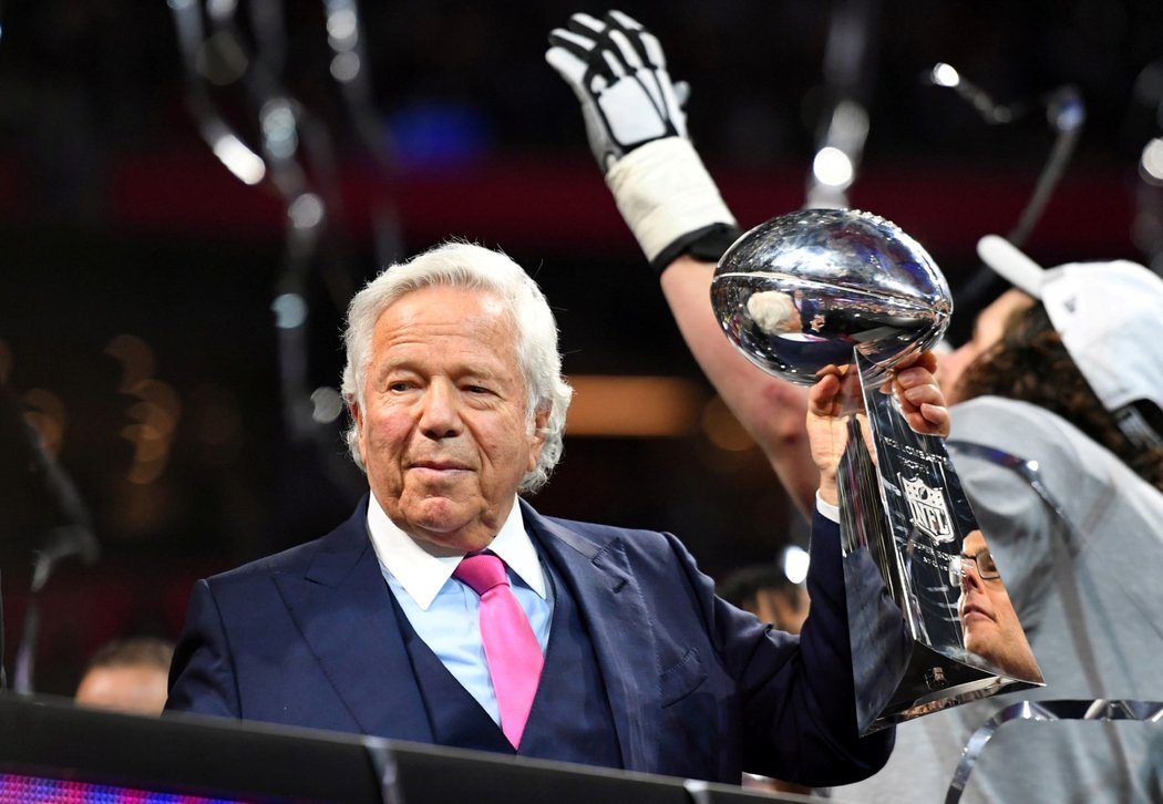 Majitel posledního vítěze Super Bowlu New England Patriots Robert Kraft