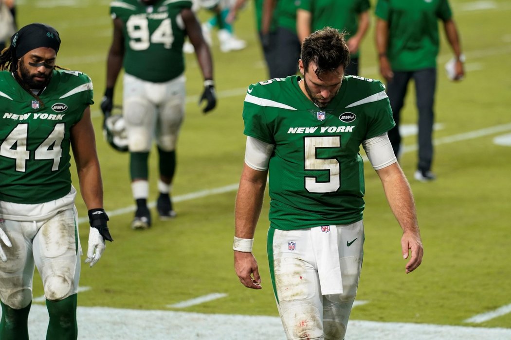 Joe Flacco smutní po další prohře Jets, v Miami padli 0:24