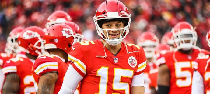 Čtyřiadvacetiletý quarterback Patrick Mahomes, jenž Chiefs v únoru dovedl k prvnímu triumfu v lize po 50 letech, v klubu zůstane do roku 2031.