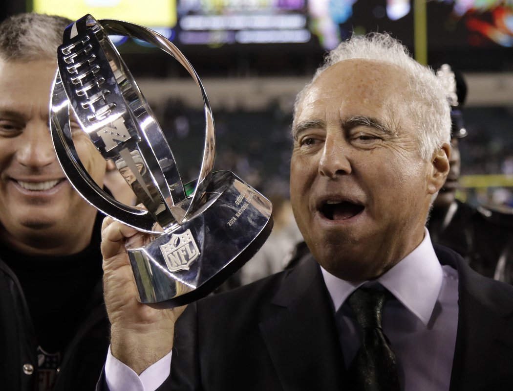 Majitel Eagles Jeffrey Lurie slaví s trofejí George Halasu