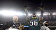 Hráč Philadelphia Eagles Chris Long slaví postup svého týmu do Super Bowlu s psí maskou