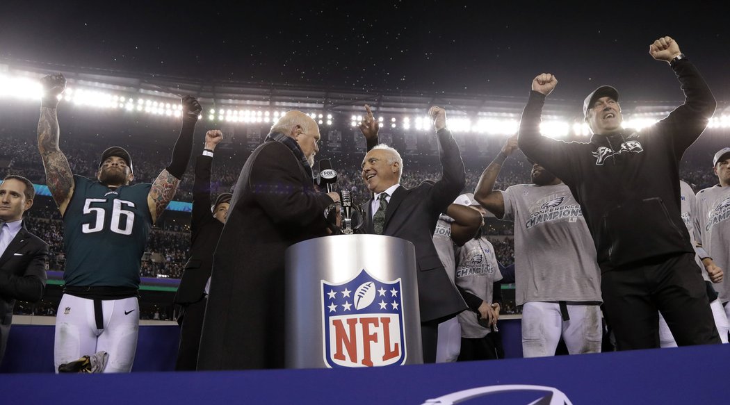 Philadelphia Eagles slaví triumf ve své divizi NFC a tedy postup do Super Bowlu