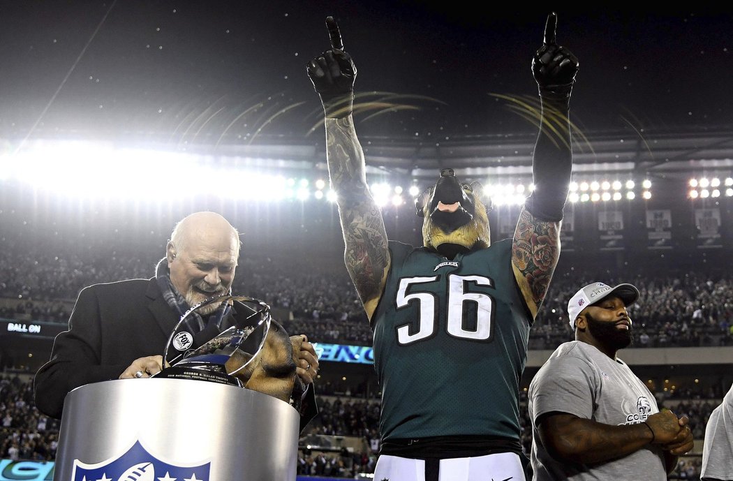 Hráč Philadelphia Eagles Chris Long slaví postup svého týmu do Super Bowlu s psí maskou