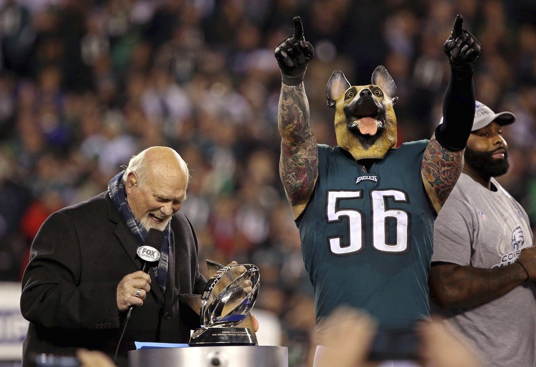 Hráč Philadelphia Eagles Chris Long slaví postup svého týmu do Super Bowlu s psí maskou