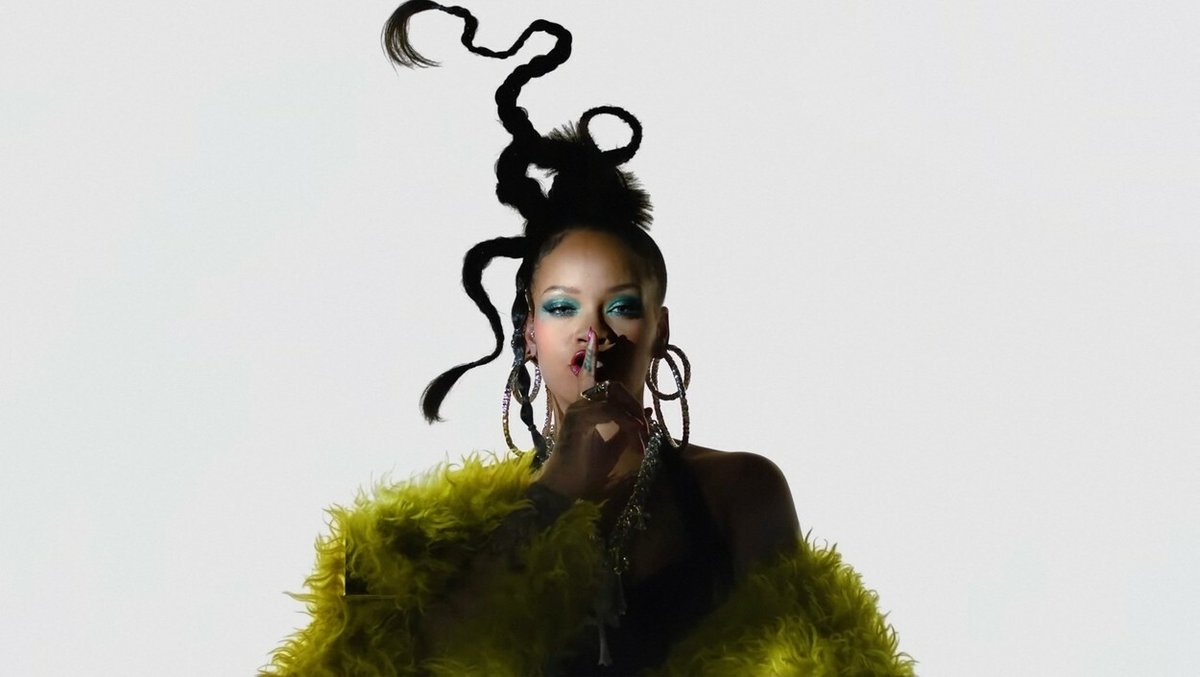 Rihanna v promo klipu, v němž bylo světu představeno, že vystoupí v poločasové show Super Bowlu