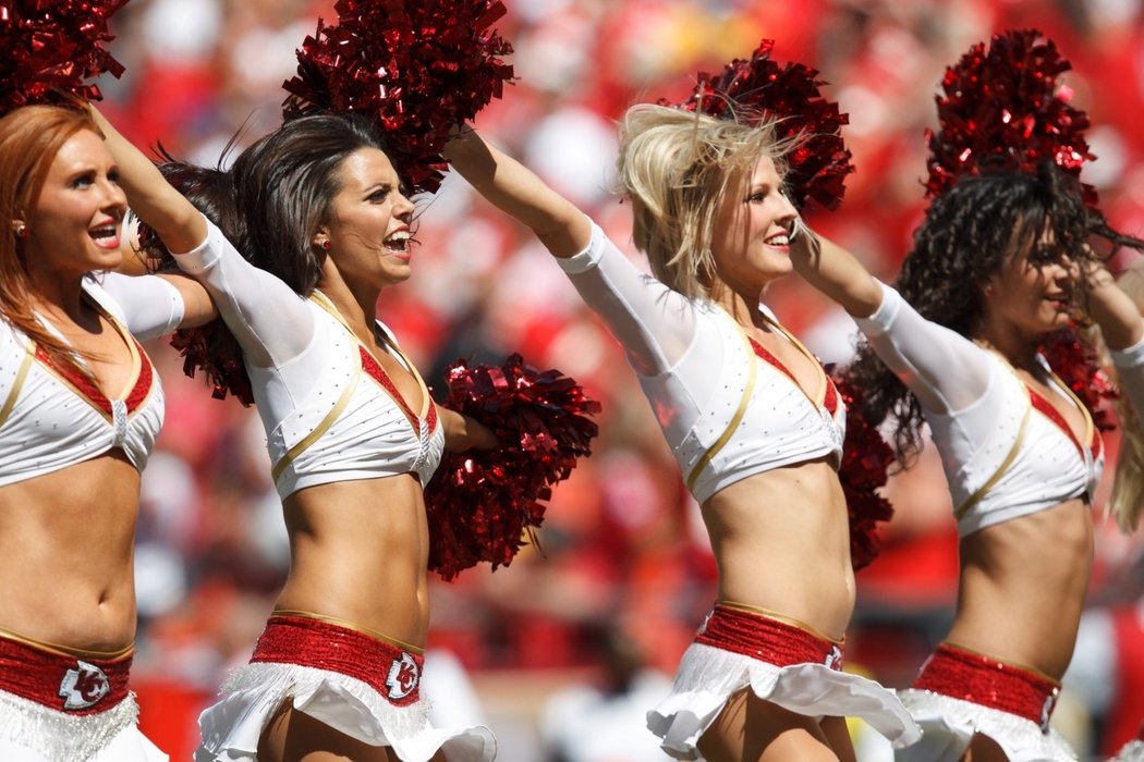 Zrzky, brunetky, blondýnky... Až z cheerleaders Kansas City Chiefs přechází zrak!