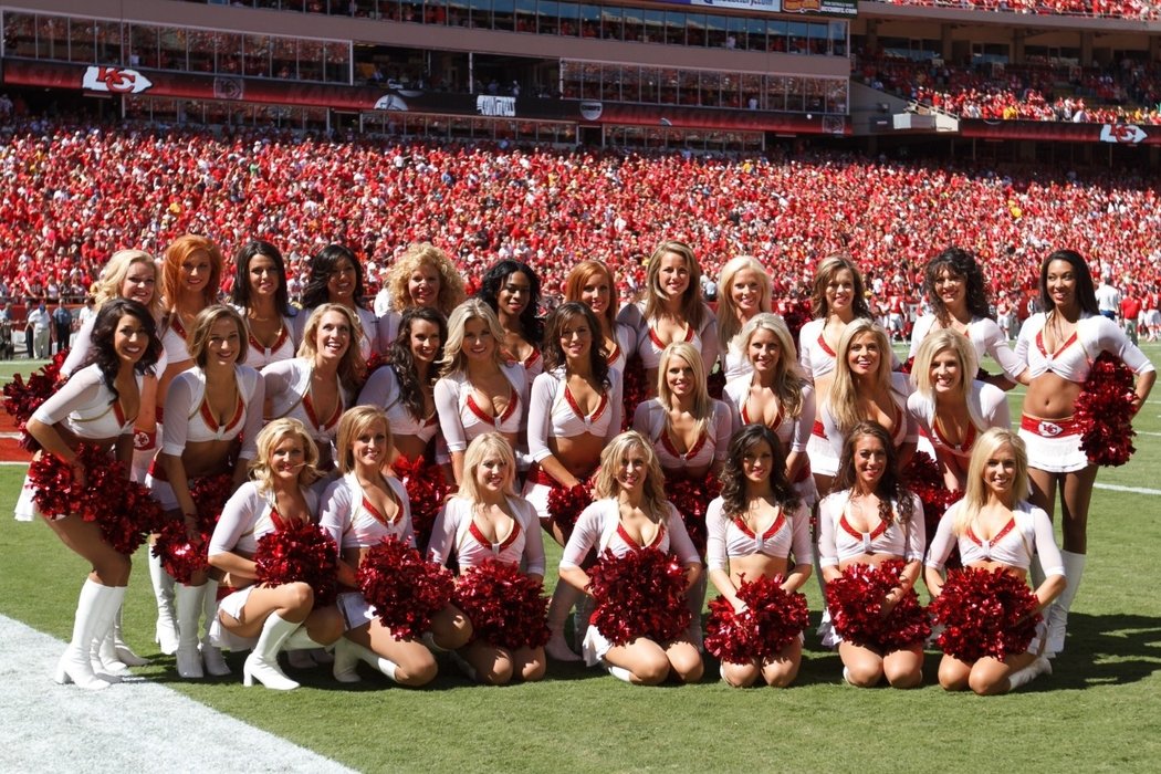 Tak kterou? Cheerleaders Kansas City Chiefs pózují pro fotografa před utkáním s Falcons z Atlanty