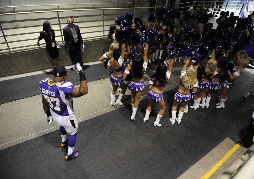 Tančí žhavé roztleskávačky - ale i svalnatí borci! Everson Griffen z Minnesoty Vikings si užívá předzápasovou rozcvičku