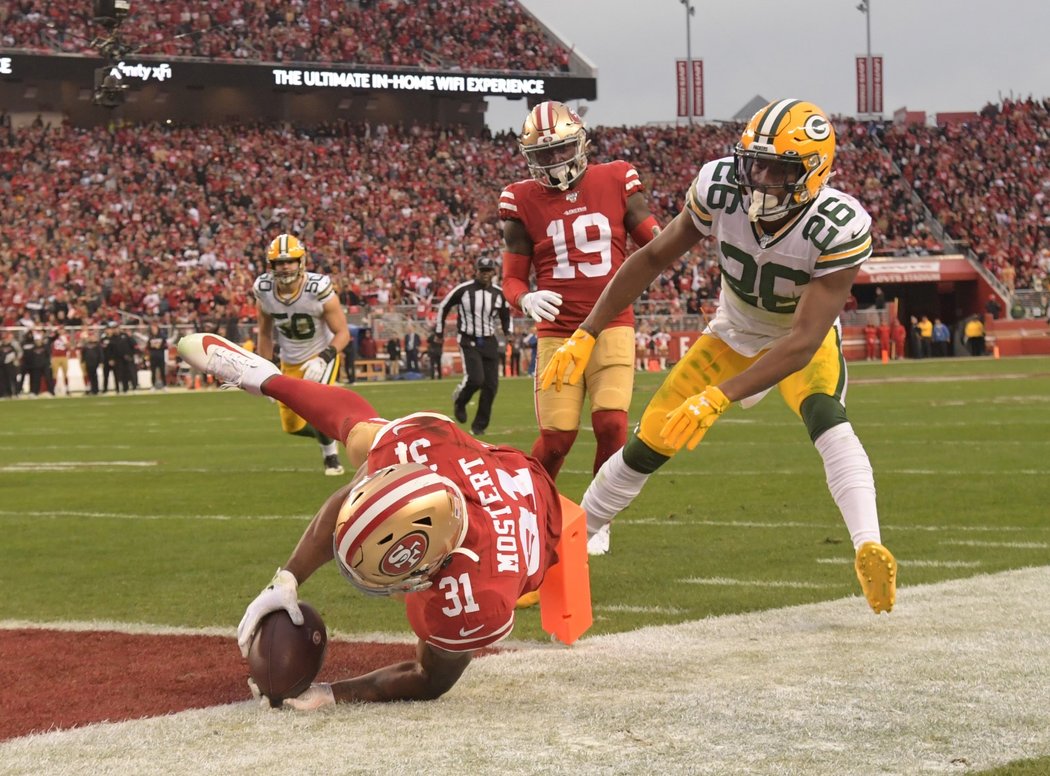 Running back 49ers Raheem Mostert zaznamenal proti Packers hned čtyři touchdowny