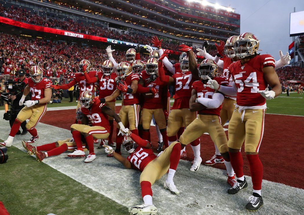 Fotbalisté 49ers si postup do Super Bowlu náležitě užili s vyprodaným domácím publikem
