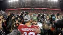 Objetí hvězdných quarterbacků. Aaron Rodgers z Packers po utkání gratuluje Jimmymu Garoppolovi z 49ers k postupu do Super Bowlu.