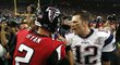 Poražený quarterback Atlanty Matt Ryan gratuluje Tomu Bradymu k vítězství v Super Bowlu
