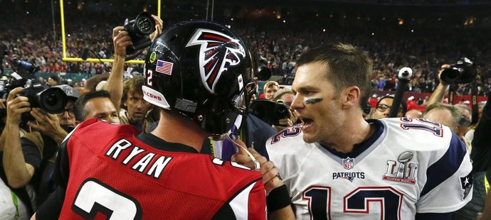 Poražený quarterback Atlanty Matt Ryan gratuluje Tomu Bradymu k vítězství v Super Bowlu