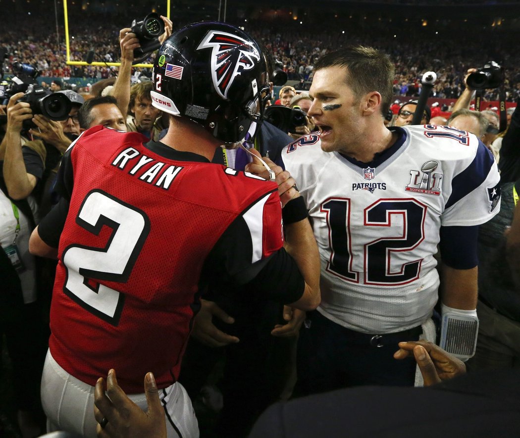 Poražený quarterback Atlanty Matt Ryan gratuluje Tomu Bradymu k vítězství v Super Bowlu