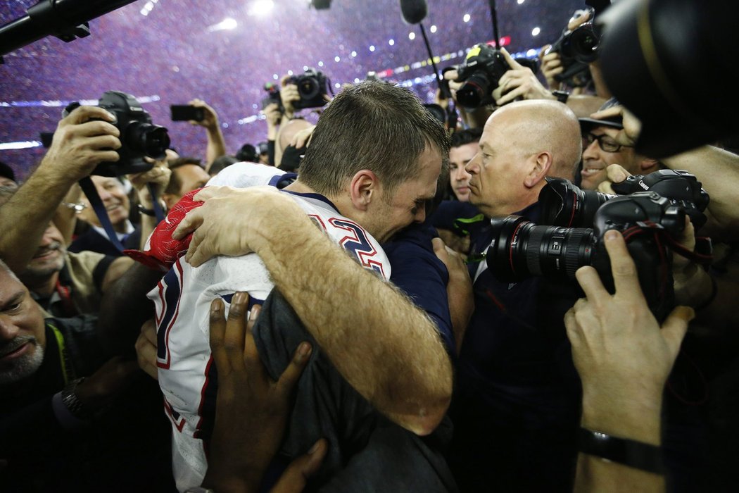 Tom Brady objímá svého kouče Billa Belichicka